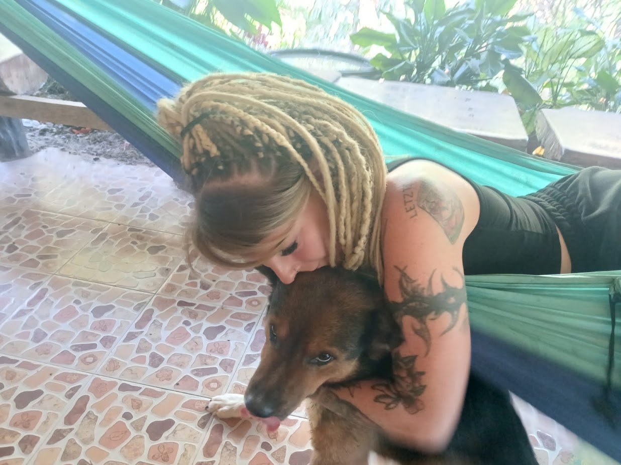 Maja mit einem Hund auf Reisen